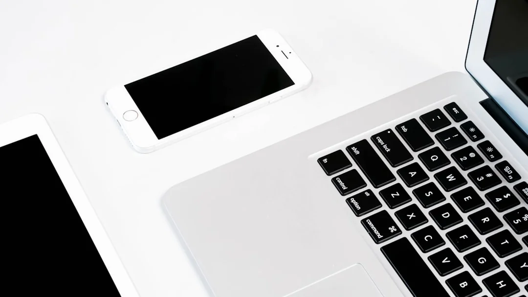 Icônes vectorielles représentant un téléphone moderne près d’un écran d’ordinateur et d’une carte bancaire, avec des lignes grises sur fond violet
